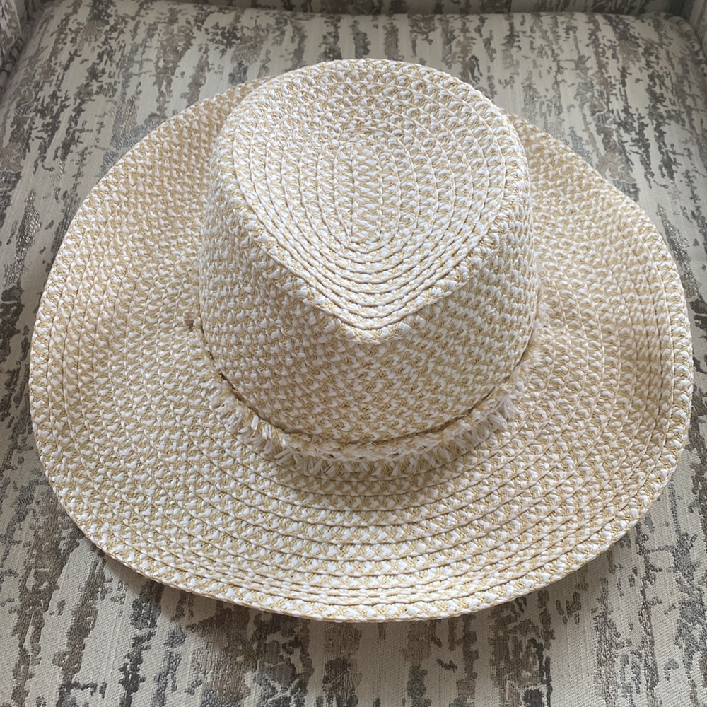 ✨ERIC JAVITS New York 
✨Western Hat
✨ fits size 57 or M
✨Ecru & white
✨SPF 50